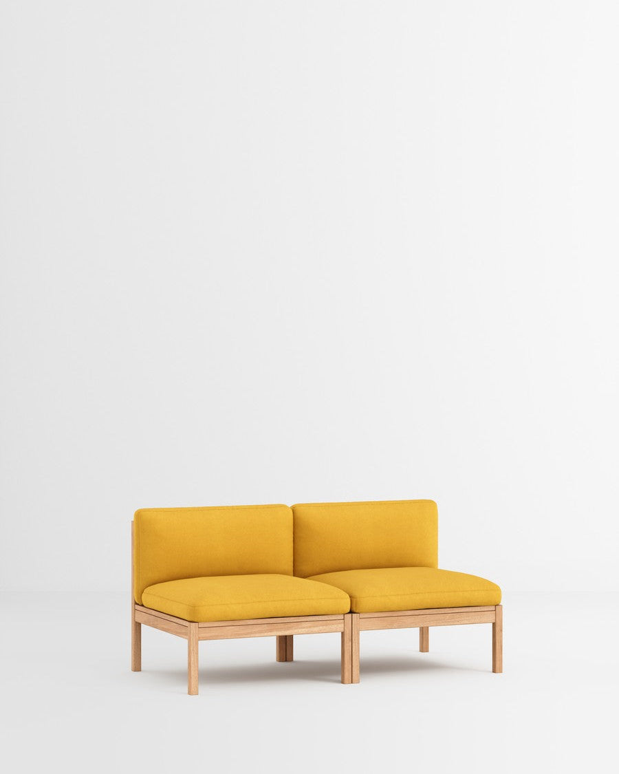 โซฟาโมดูลาร์จาก MOEBE ดีไซน์เรียบง่ายแบบสแกนดิเนเวีย ปรับเปลี่ยนได้ตามพื้นที่และการใช้ชีวิต ผลิตจากไม้โอ๊กแท้และผ้า Kvadrat สะท้อนแนวคิดของ Old Pine Trees เรื่องความงามที่ใช้งานได้จริงและอยู่กับเราได้นาน