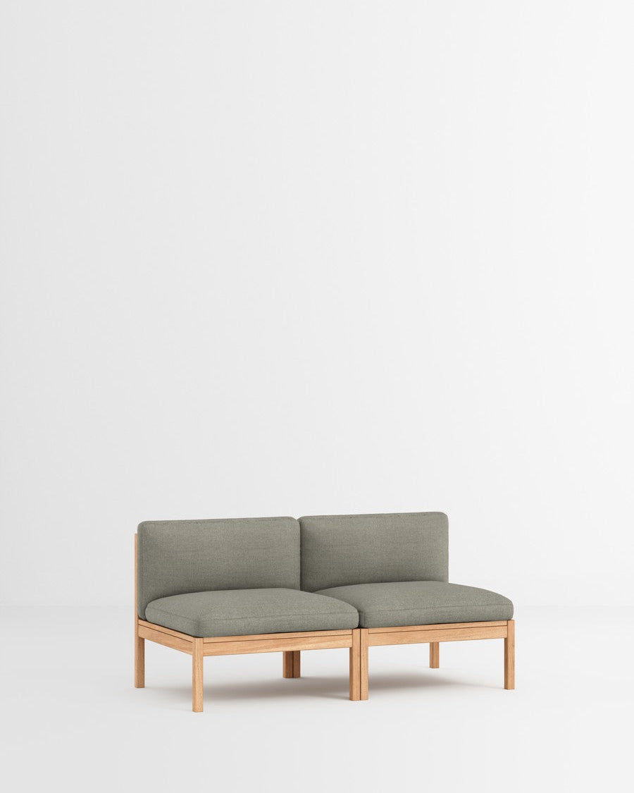 โซฟาโมดูลาร์จาก MOEBE ดีไซน์เรียบง่ายแบบสแกนดิเนเวีย ปรับเปลี่ยนได้ตามพื้นที่และการใช้ชีวิต ผลิตจากไม้โอ๊กแท้และผ้า Kvadrat สะท้อนแนวคิดของ Old Pine Trees เรื่องความงามที่ใช้งานได้จริงและอยู่กับเราได้นาน