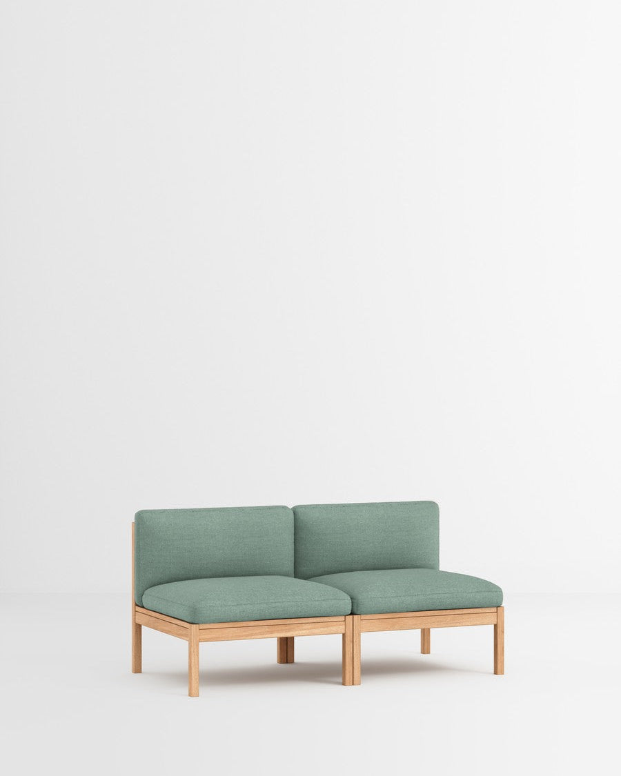 โซฟาโมดูลาร์จาก MOEBE ดีไซน์เรียบง่ายแบบสแกนดิเนเวีย ปรับเปลี่ยนได้ตามพื้นที่และการใช้ชีวิต ผลิตจากไม้โอ๊กแท้และผ้า Kvadrat สะท้อนแนวคิดของ Old Pine Trees เรื่องความงามที่ใช้งานได้จริงและอยู่กับเราได้นาน