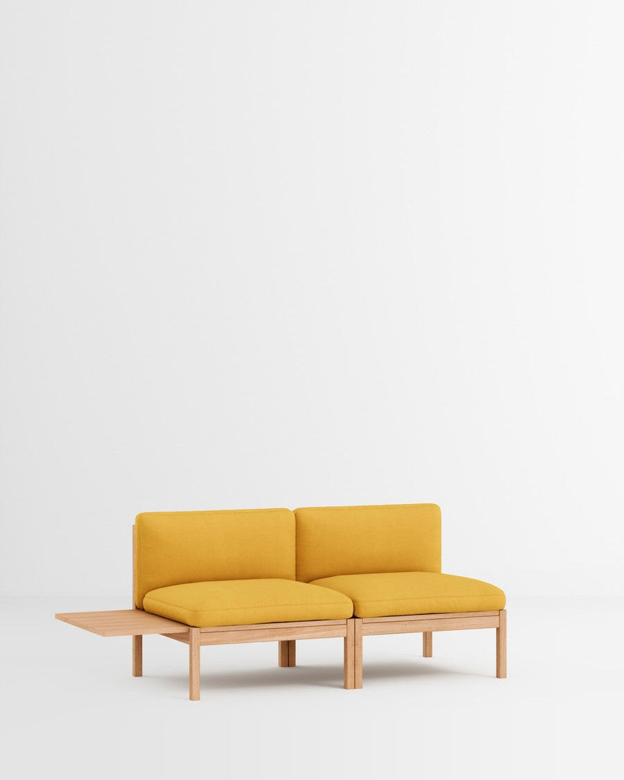 โซฟาโมดูลาร์จาก MOEBE ดีไซน์เรียบง่ายแบบสแกนดิเนเวีย ปรับเปลี่ยนได้ตามพื้นที่และการใช้ชีวิต ผลิตจากไม้โอ๊กแท้และผ้า Kvadrat สะท้อนแนวคิดของ Old Pine Trees เรื่องความงามที่ใช้งานได้จริงและอยู่กับเราได้นาน