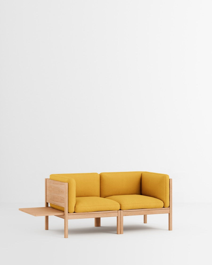 โซฟาโมดูลาร์จาก MOEBE ดีไซน์เรียบง่ายแบบสแกนดิเนเวีย ปรับเปลี่ยนได้ตามพื้นที่และการใช้ชีวิต ผลิตจากไม้โอ๊กแท้และผ้า Kvadrat สะท้อนแนวคิดของ Old Pine Trees เรื่องความงามที่ใช้งานได้จริงและอยู่กับเราได้นาน