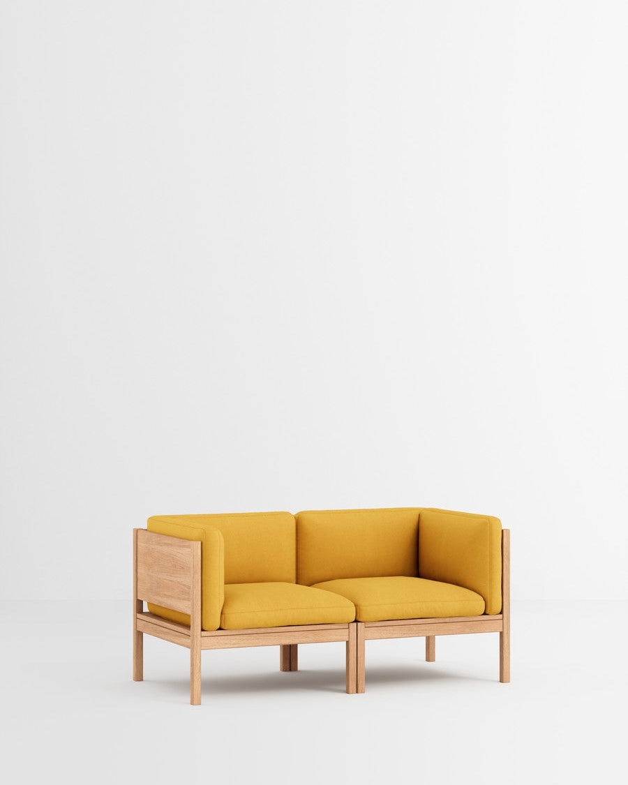 โซฟาโมดูลาร์จาก MOEBE ดีไซน์เรียบง่ายแบบสแกนดิเนเวีย ปรับเปลี่ยนได้ตามพื้นที่และการใช้ชีวิต ผลิตจากไม้โอ๊กแท้และผ้า Kvadrat สะท้อนแนวคิดของ Old Pine Trees เรื่องความงามที่ใช้งานได้จริงและอยู่กับเราได้นาน