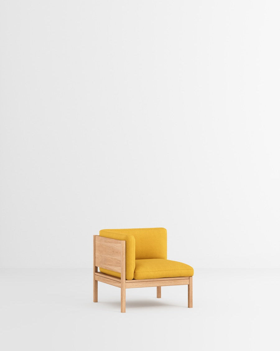 โซฟาโมดูลาร์จาก MOEBE ดีไซน์เรียบง่ายแบบสแกนดิเนเวีย ปรับเปลี่ยนได้ตามพื้นที่และการใช้ชีวิต ผลิตจากไม้โอ๊กแท้และผ้า Kvadrat สะท้อนแนวคิดของ Old Pine Trees เรื่องความงามที่ใช้งานได้จริงและอยู่กับเราได้นาน