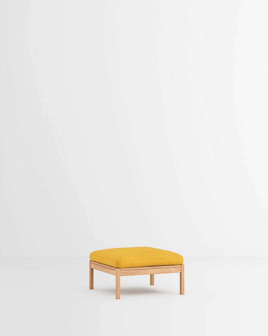 โซฟาโมดูลาร์จาก MOEBE ดีไซน์เรียบง่ายแบบสแกนดิเนเวีย ปรับเปลี่ยนได้ตามพื้นที่และการใช้ชีวิต ผลิตจากไม้โอ๊กแท้และผ้า Kvadrat สะท้อนแนวคิดของ Old Pine Trees เรื่องความงามที่ใช้งานได้จริงและอยู่กับเราได้นาน