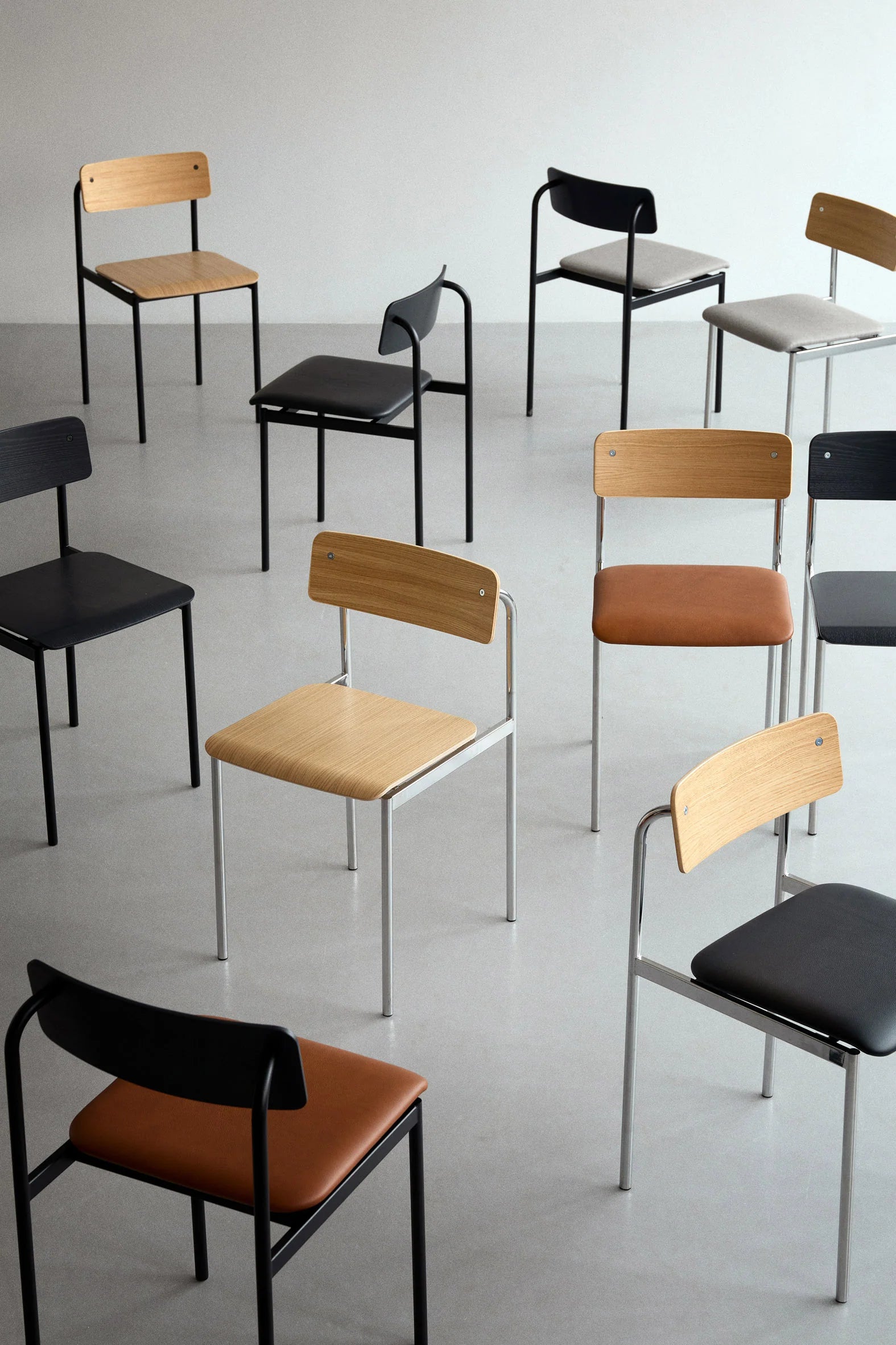 MOEBE Offset Chair เก้าอี้โครงเหล็กดีไซน์มินิมอล ที่นั่งไม้โอ๊ค จากแบรนด์ MOEBE