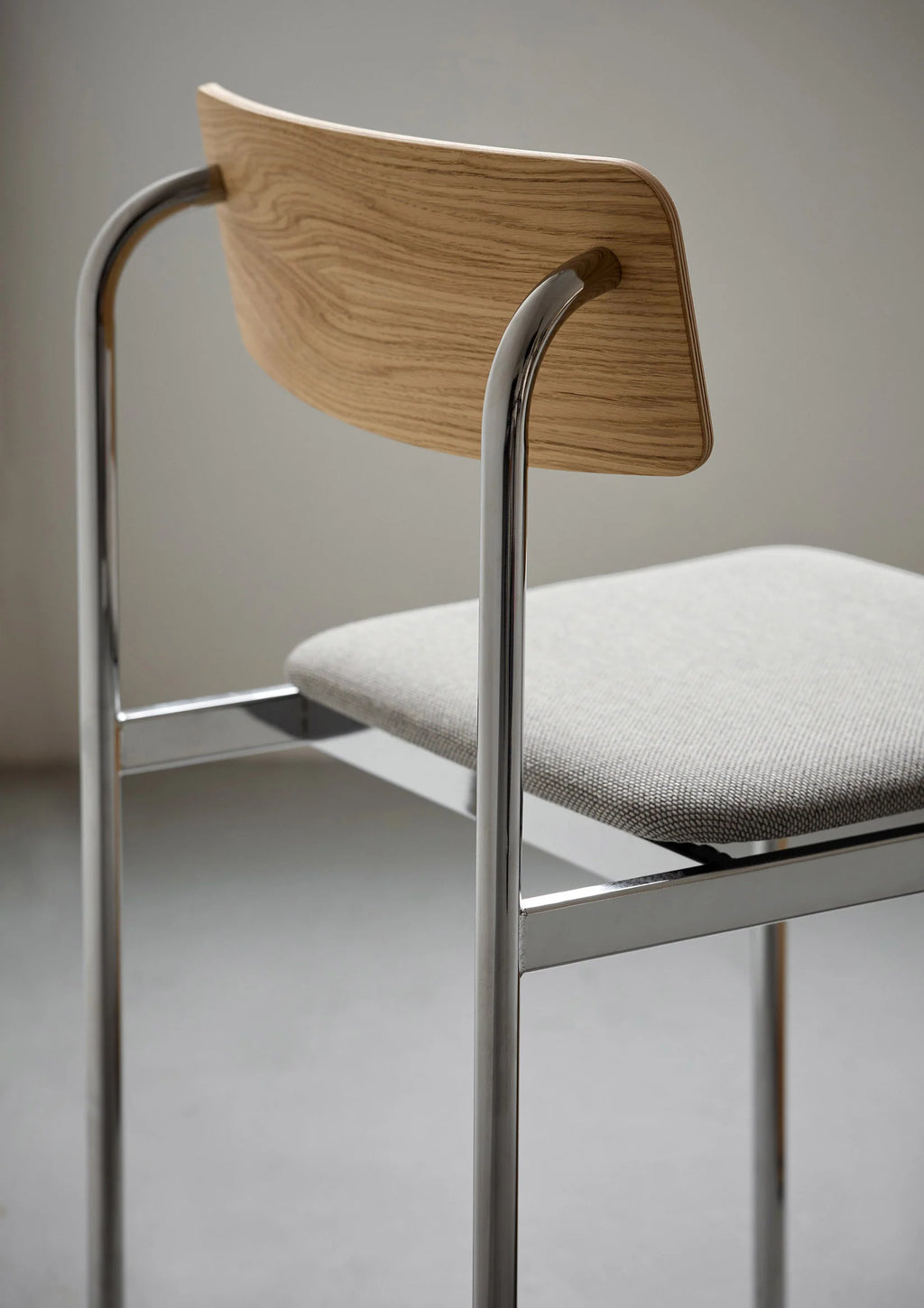 MOEBE Offset Chair เก้าอี้โครงเหล็กดีไซน์มินิมอล ที่นั่งไม้โอ๊ค จากแบรนด์ MOEBE
