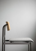 MOEBE Offset Chair เก้าอี้โครงเหล็กดีไซน์มินิมอล ที่นั่งไม้โอ๊ค จากแบรนด์ MOEBE