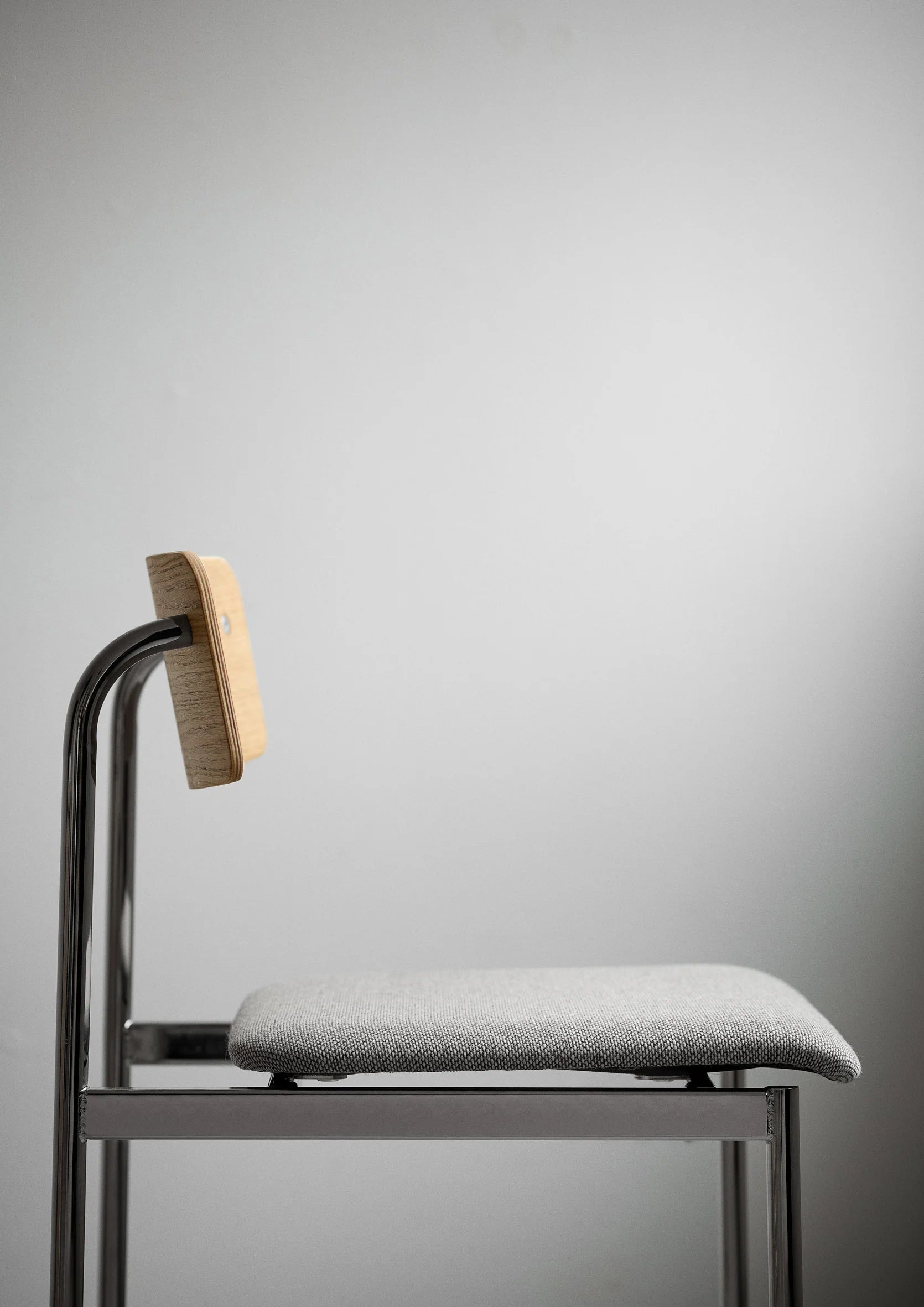 MOEBE Offset Chair เก้าอี้โครงเหล็กดีไซน์มินิมอล ที่นั่งไม้โอ๊ค จากแบรนด์ MOEBE