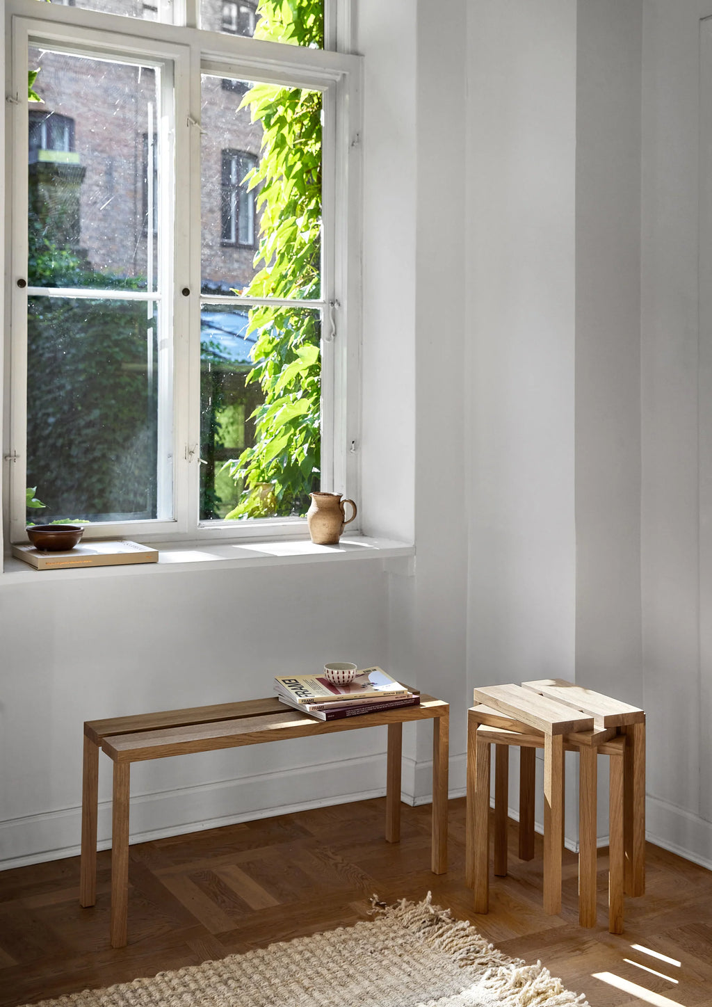 MOEBE Peg Bench ม้านั่งไม้ oak ประกอบด้วย peg มีช่องจับตรงกลาง ออกแบบโดย MOEBE