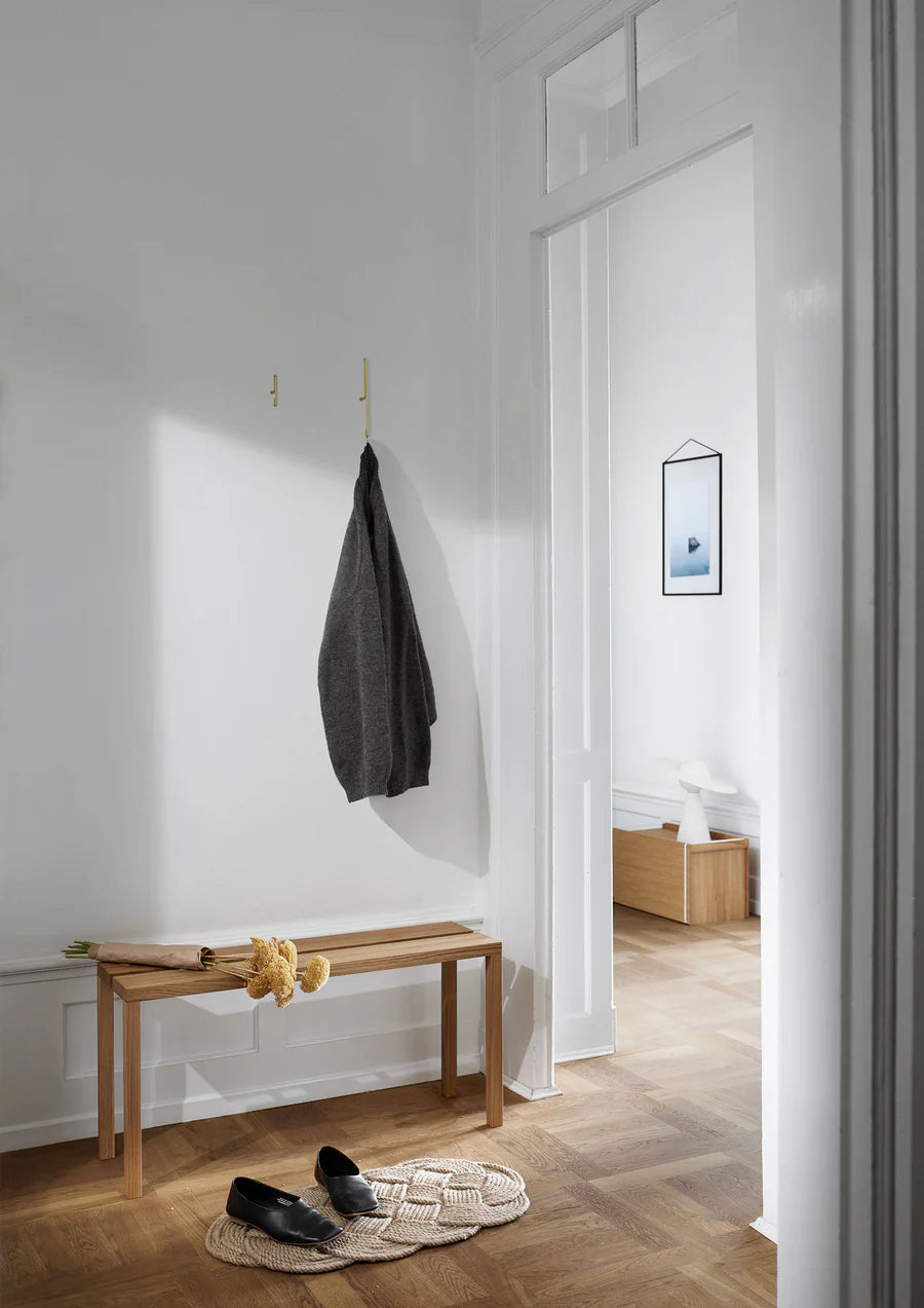 MOEBE Peg Bench ม้านั่งไม้ oak ประกอบด้วย peg มีช่องจับตรงกลาง ออกแบบโดย MOEBE
