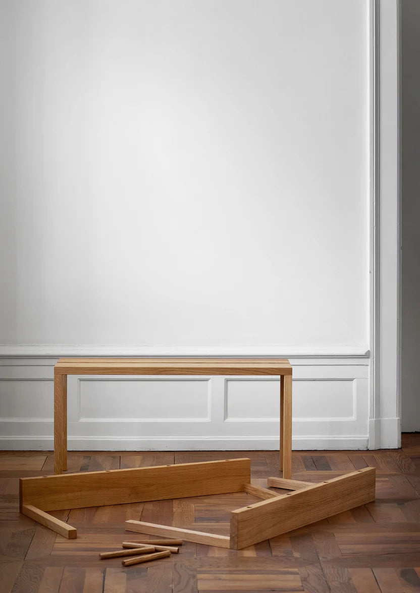 MOEBE Peg Bench ม้านั่งไม้ oak ประกอบด้วย peg มีช่องจับตรงกลาง ออกแบบโดย MOEBE