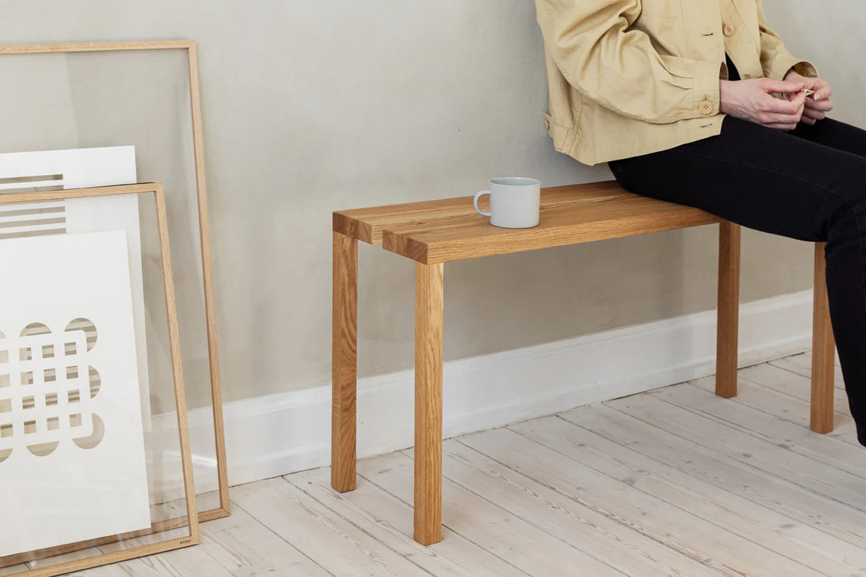 MOEBE Peg Bench ม้านั่งไม้ oak ประกอบด้วย peg มีช่องจับตรงกลาง ออกแบบโดย MOEBE
