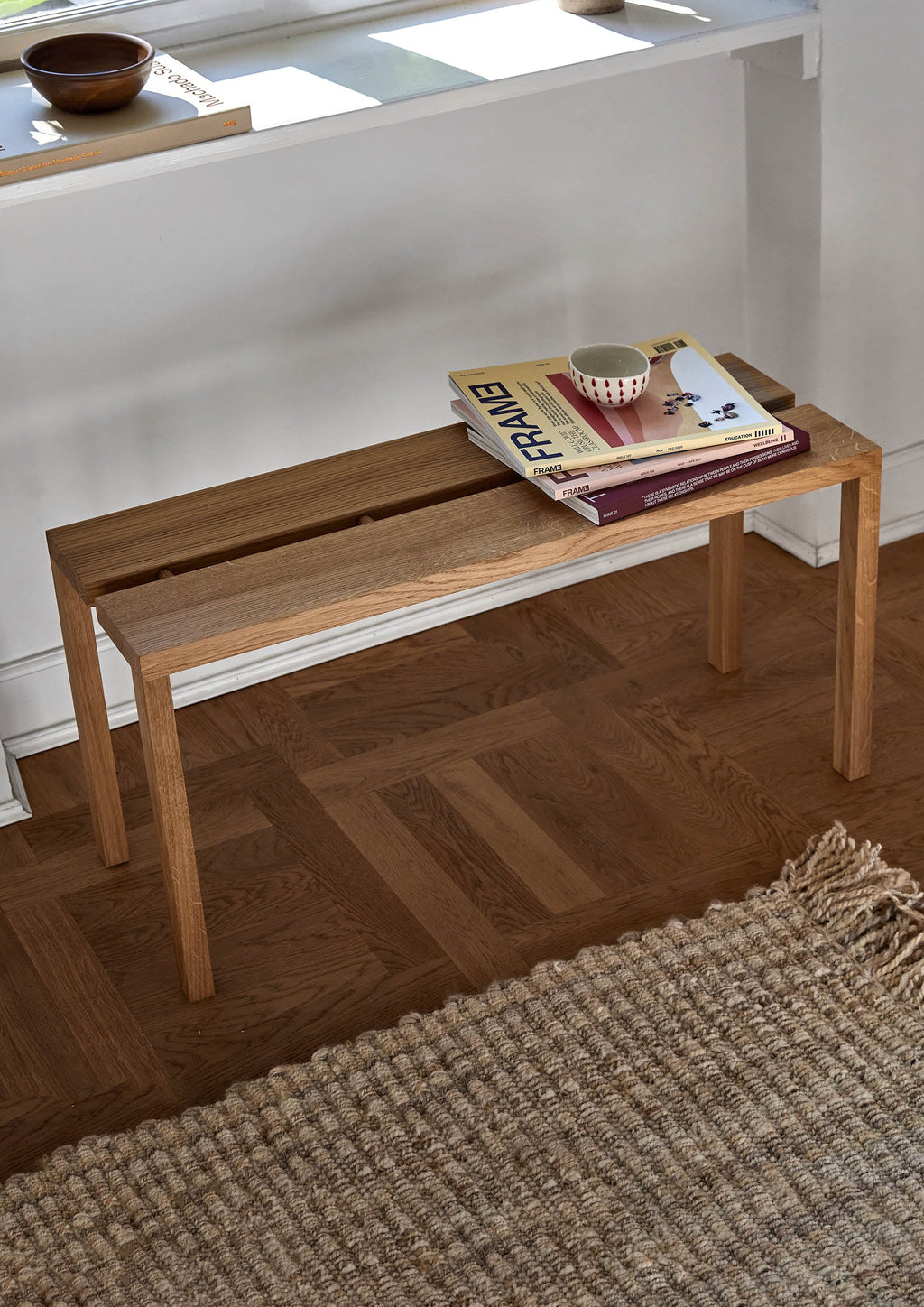 MOEBE Peg Bench ม้านั่งไม้ oak ประกอบด้วย peg มีช่องจับตรงกลาง ออกแบบโดย MOEBE