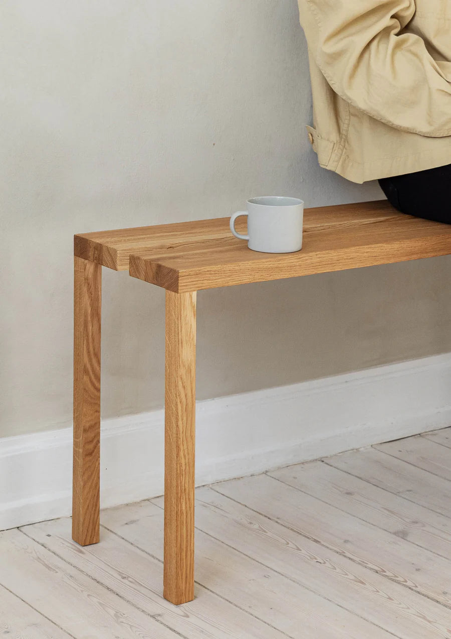 MOEBE Peg Bench ม้านั่งไม้ oak ประกอบด้วย peg มีช่องจับตรงกลาง ออกแบบโดย MOEBE