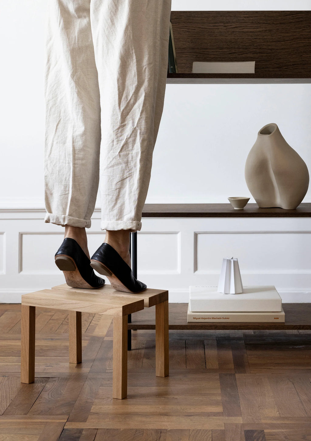MOEBE Peg Step Stool สตูลไม้ oak ใช้เป็น step ได้ มีช่องจับตรงกลาง ออกแบบโดย MOEBE