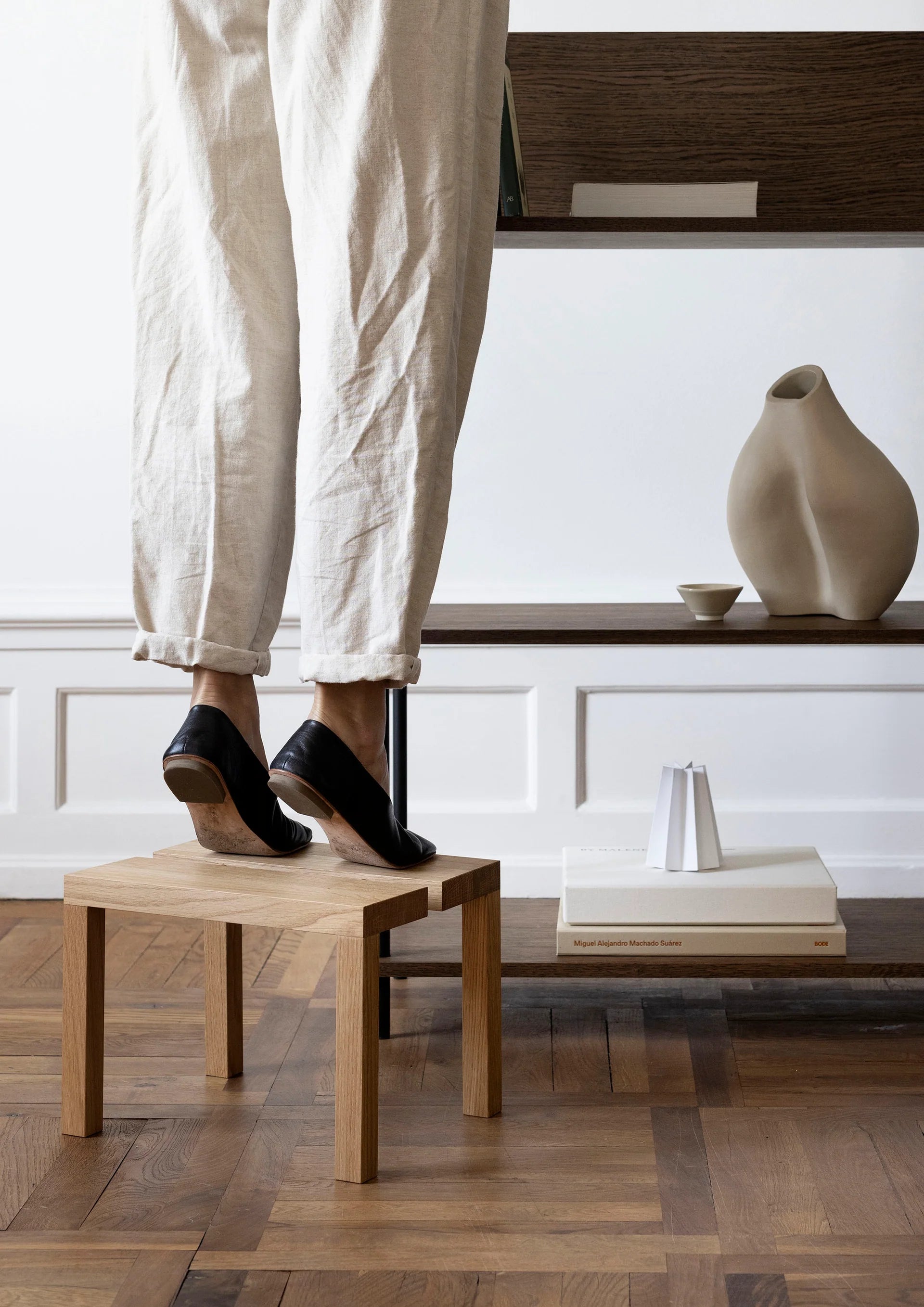 MOEBE Peg Step Stool สตูลไม้ oak ใช้เป็น step ได้ มีช่องจับตรงกลาง ออกแบบโดย MOEBE