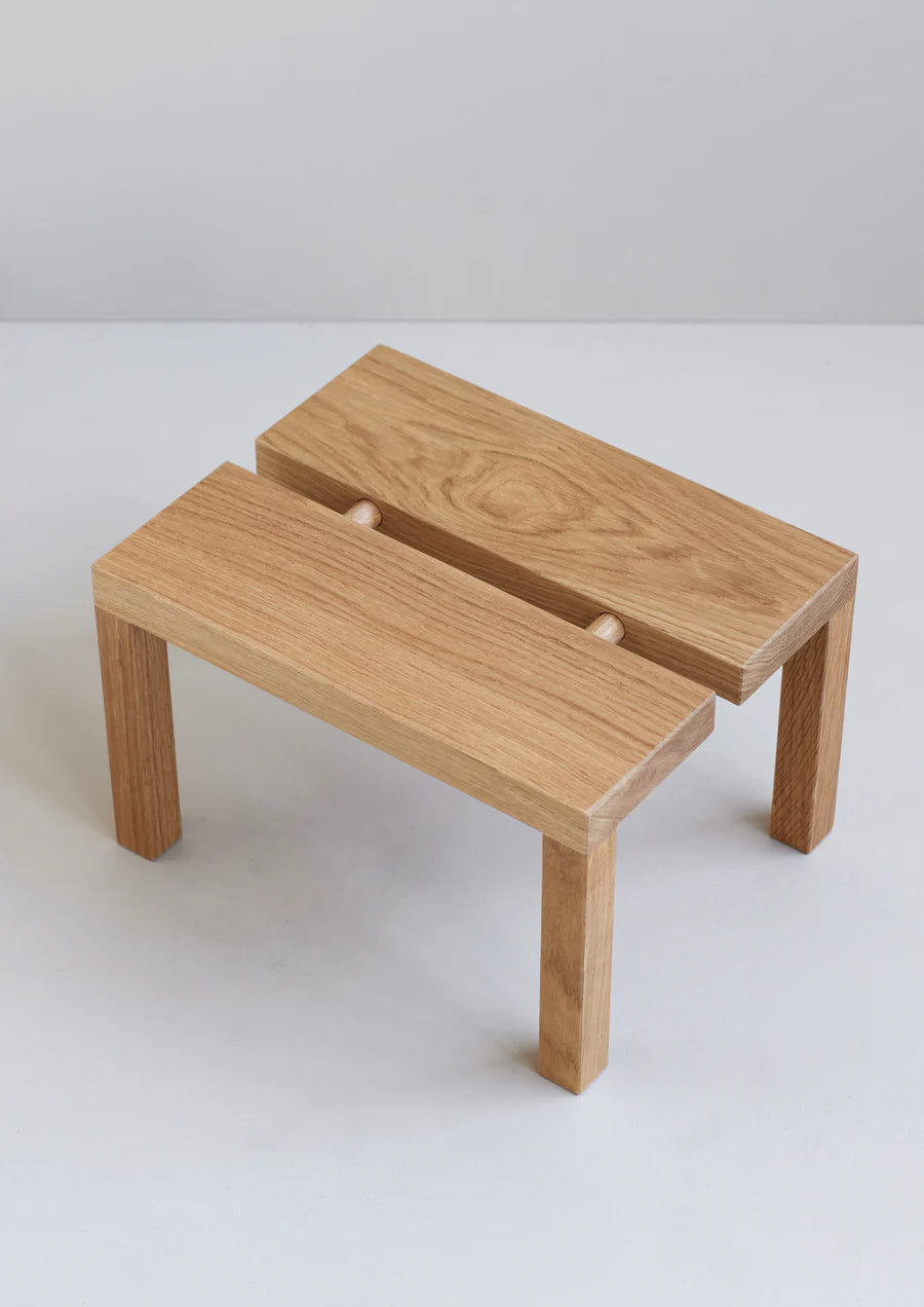 MOEBE Peg Step Stool สตูลไม้ oak ใช้เป็น step ได้ มีช่องจับตรงกลาง ออกแบบโดย MOEBE