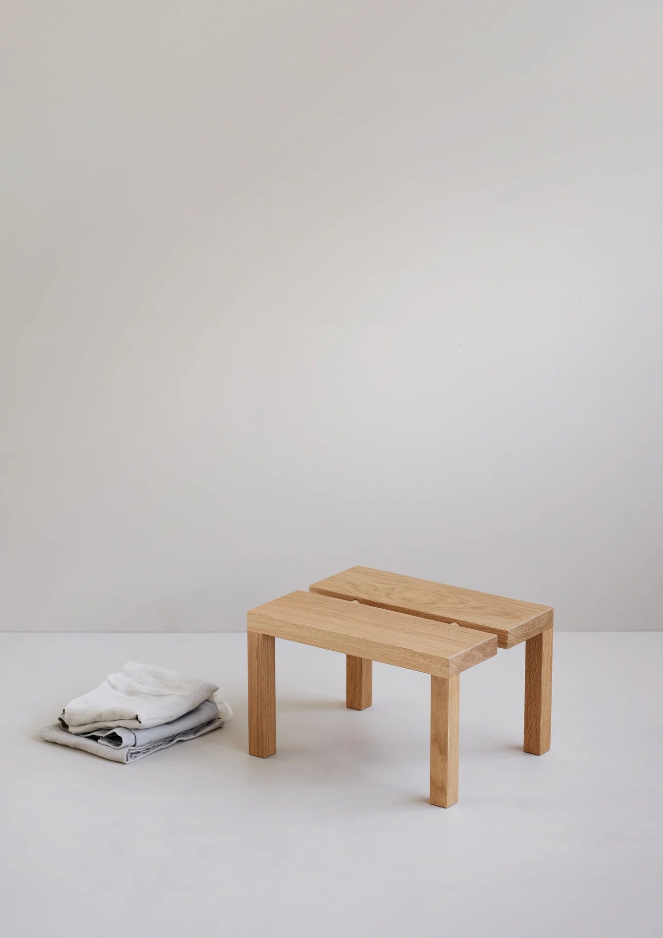 MOEBE Peg Step Stool สตูลไม้ oak ใช้เป็น step ได้ มีช่องจับตรงกลาง ออกแบบโดย MOEBE