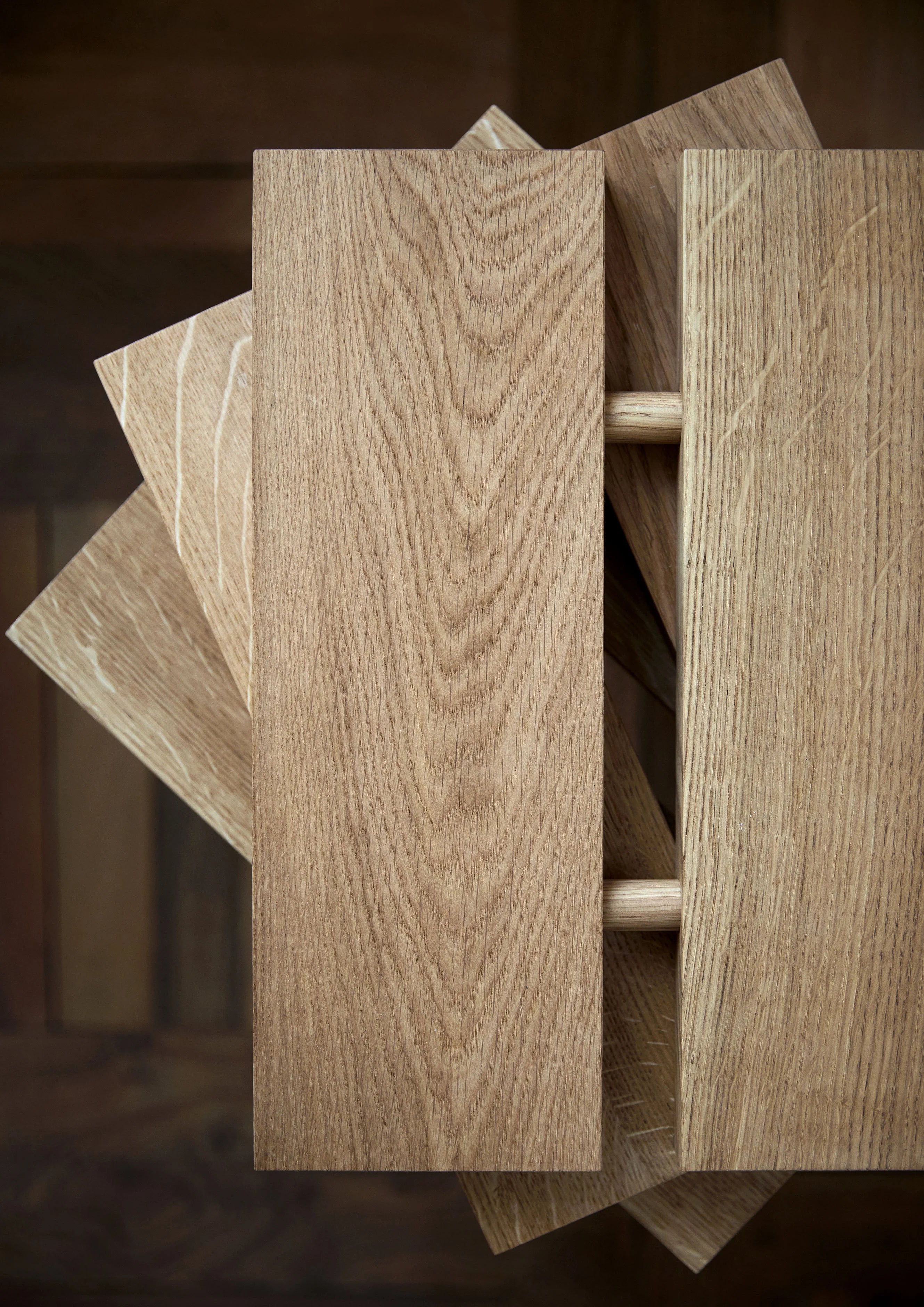 MOEBE Peg Bench ม้านั่งไม้ oak ประกอบด้วย peg มีช่องจับตรงกลาง ออกแบบโดย MOEBE