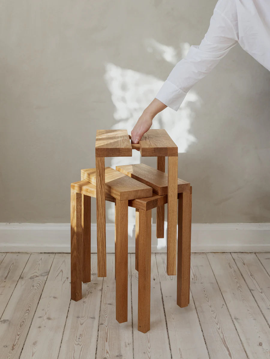 MOEBE Peg Step Stool สตูลไม้ oak ใช้เป็น step ได้ มีช่องจับตรงกลาง ออกแบบโดย MOEBE
