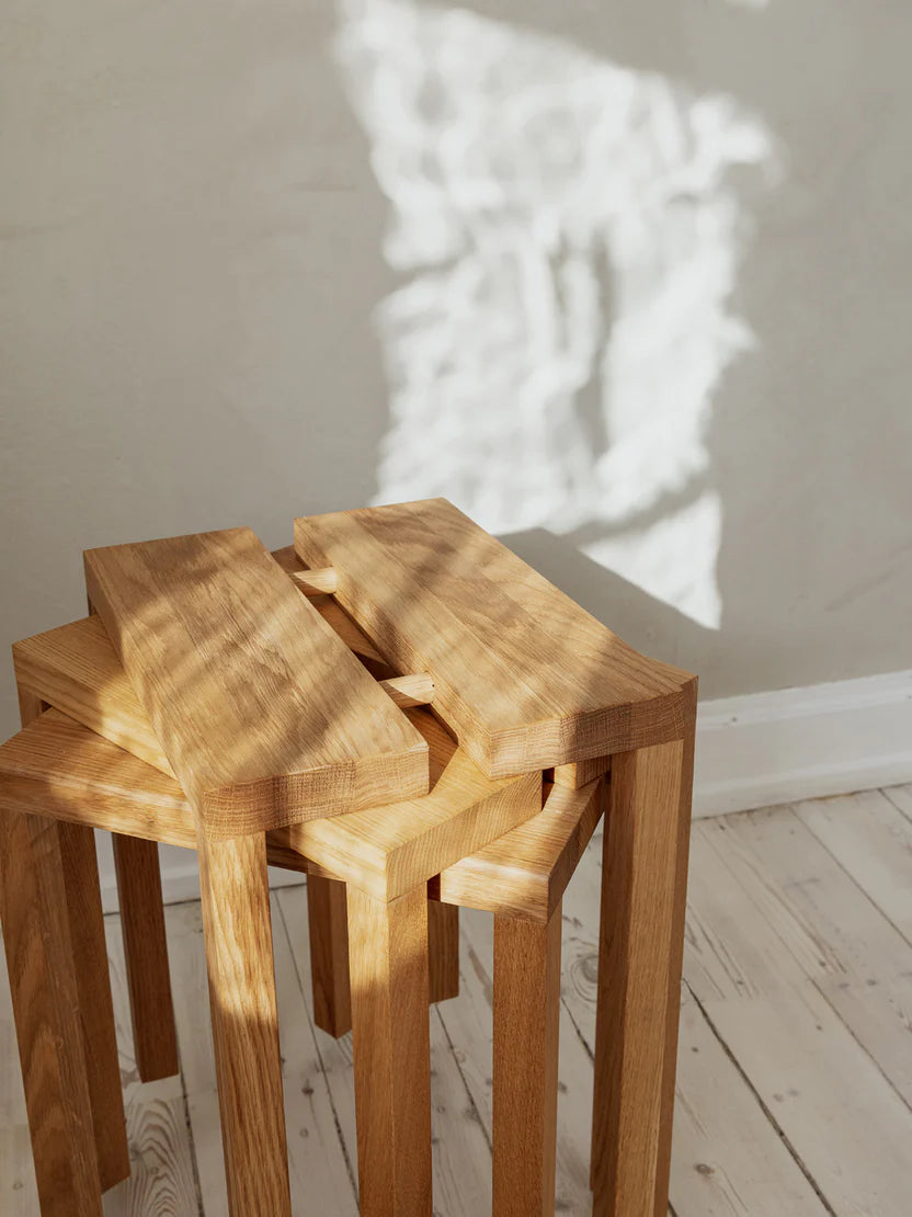 MOEBE Peg Step Stool สตูลไม้ oak ใช้เป็น step ได้ มีช่องจับตรงกลาง ออกแบบโดย MOEBE