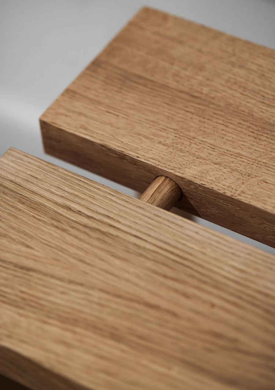 MOEBE Peg Bench ม้านั่งไม้ oak ประกอบด้วย peg มีช่องจับตรงกลาง ออกแบบโดย MOEBE