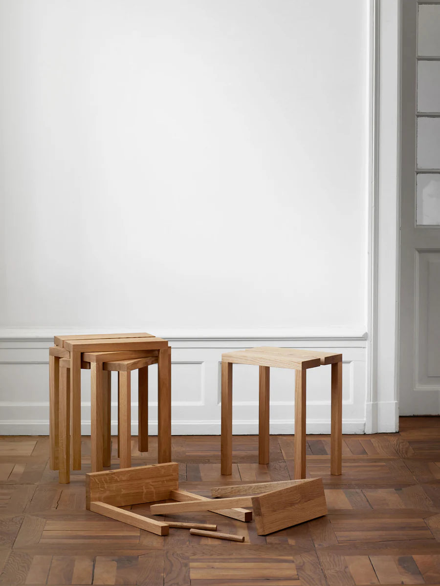 MOEBE Peg Step Stool สตูลไม้ oak ใช้เป็น step ได้ มีช่องจับตรงกลาง ออกแบบโดย MOEBE