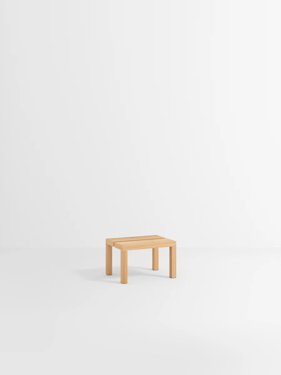 MOEBE Peg Step Stool สตูลไม้ oak ใช้เป็น step ได้ มีช่องจับตรงกลาง ออกแบบโดย MOEBE