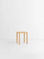 MOEBE Peg Step Stool สตูลไม้ oak ใช้เป็น step ได้ มีช่องจับตรงกลาง ออกแบบโดย MOEBE