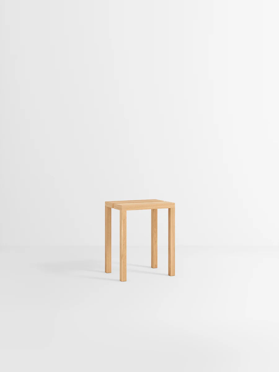 MOEBE Peg Step Stool สตูลไม้ oak ใช้เป็น step ได้ มีช่องจับตรงกลาง ออกแบบโดย MOEBE