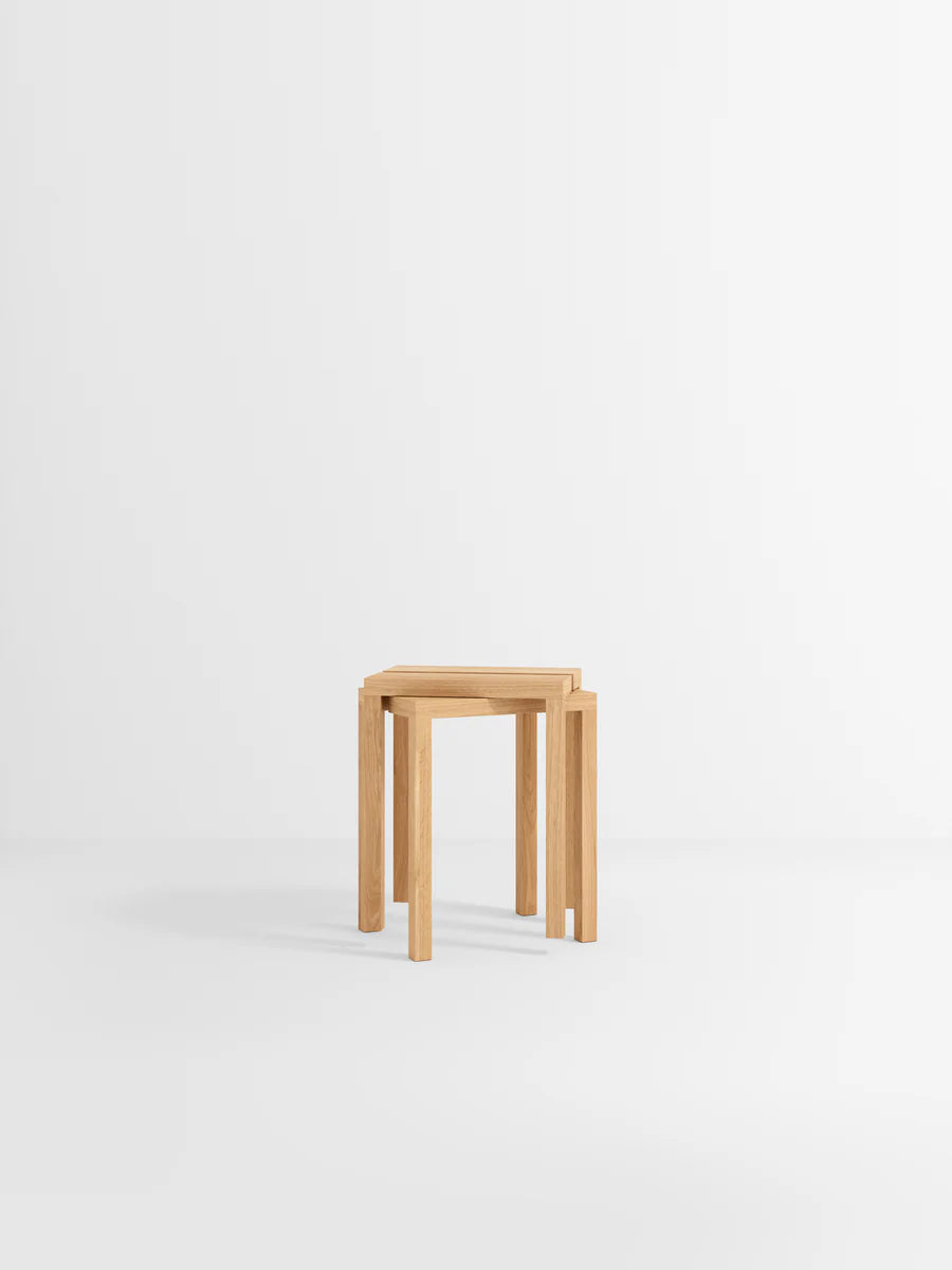 MOEBE Peg Step Stool สตูลไม้ oak ใช้เป็น step ได้ มีช่องจับตรงกลาง ออกแบบโดย MOEBE