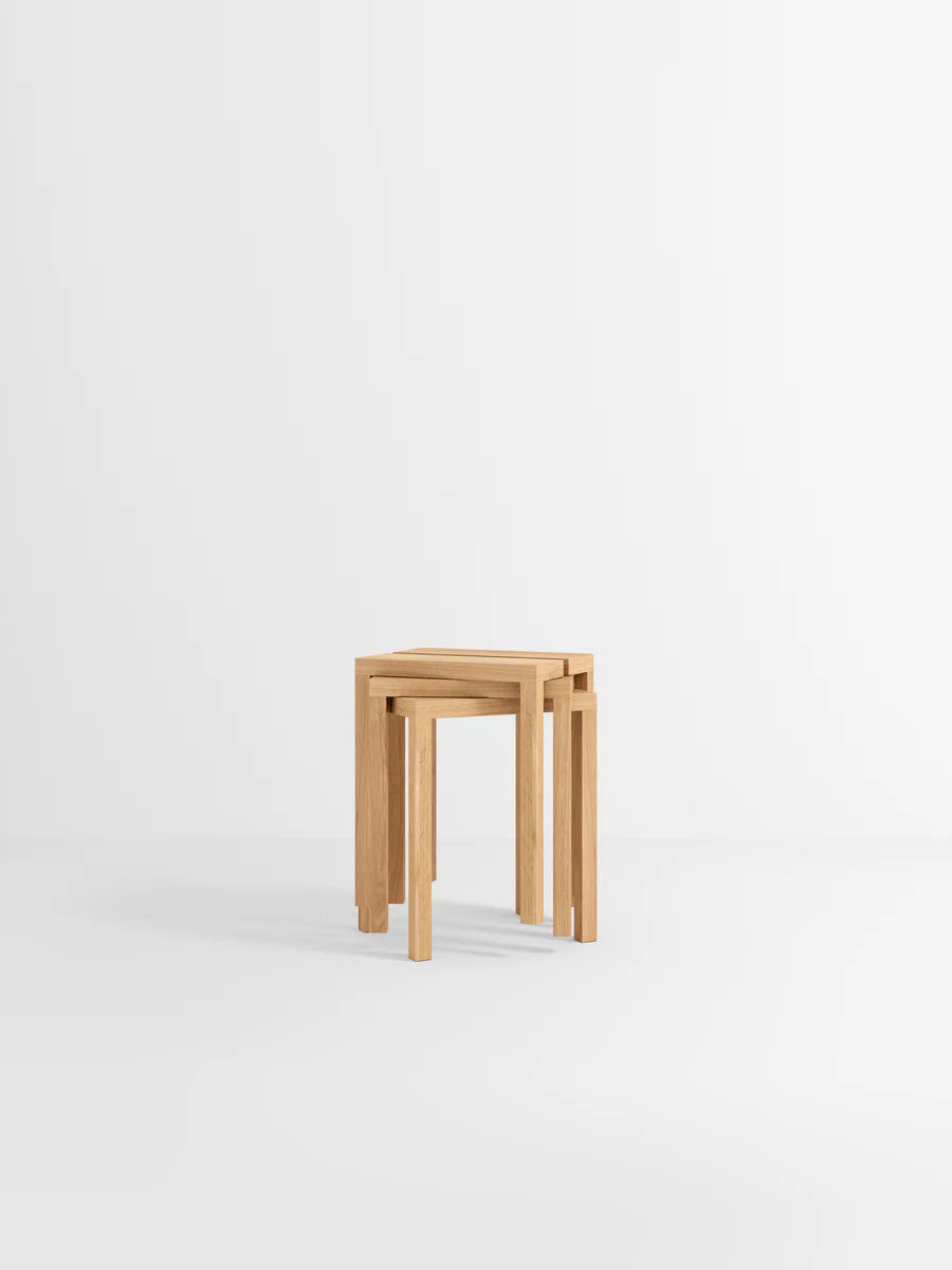 MOEBE Peg Step Stool สตูลไม้ oak ใช้เป็น step ได้ มีช่องจับตรงกลาง ออกแบบโดย MOEBE