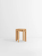 MOEBE Peg Step Stool สตูลไม้ oak ใช้เป็น step ได้ มีช่องจับตรงกลาง ออกแบบโดย MOEBE