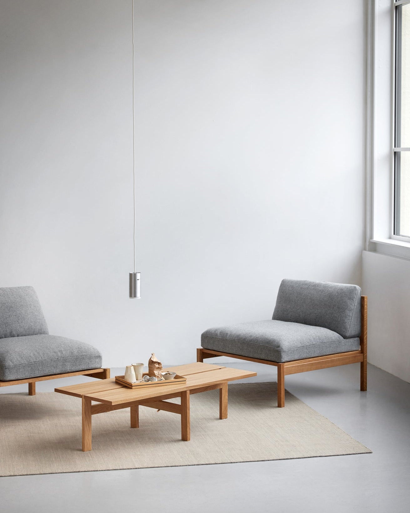 โต๊ะกาแฟทรงสี่เหลี่ยมจาก MOEBE ดีไซน์เรียบง่ายแบบสแกนดิเนเวีย โครงขาไม้ไขว้กลางสร้างความโปร่งเบาและสมดุล ผลิตจากไม้โอ๊กแท้ที่ได้รับการรับรอง FSC สะท้อนแนวคิดของ Old Pine Trees เรื่องความงามที่ใช้งานได้จริงและอยู่กับเราได้นาน