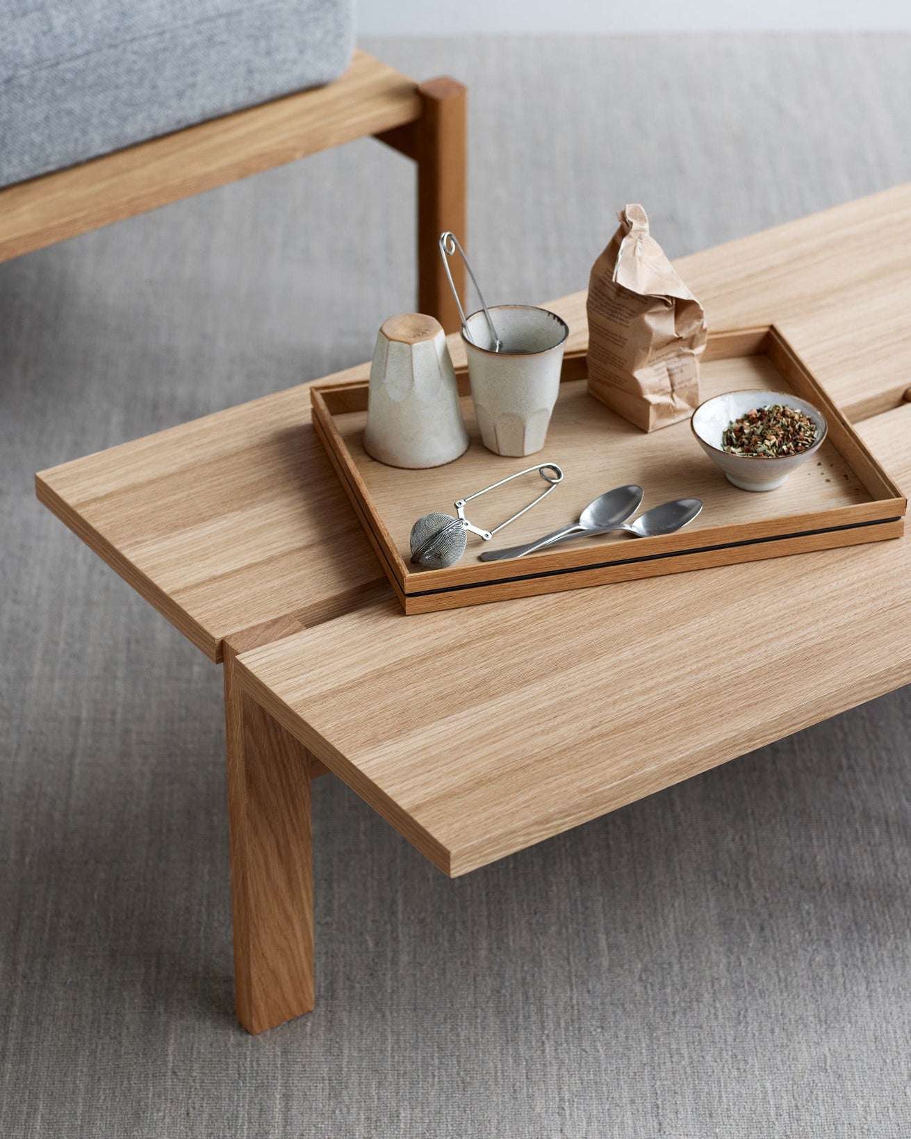 โต๊ะกาแฟทรงสี่เหลี่ยมจาก MOEBE ดีไซน์เรียบง่ายแบบสแกนดิเนเวีย โครงขาไม้ไขว้กลางสร้างความโปร่งเบาและสมดุล ผลิตจากไม้โอ๊กแท้ที่ได้รับการรับรอง FSC สะท้อนแนวคิดของ Old Pine Trees เรื่องความงามที่ใช้งานได้จริงและอยู่กับเราได้นาน