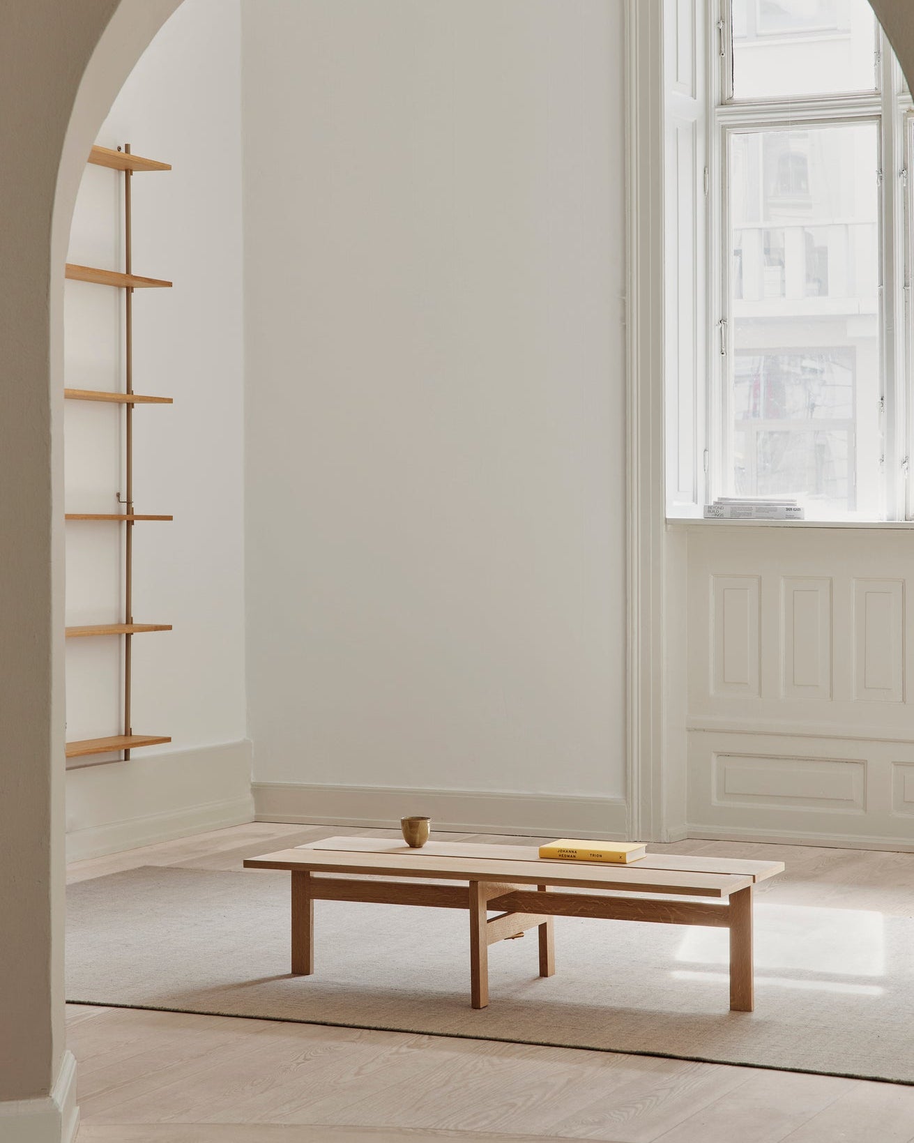 โต๊ะกาแฟทรงสี่เหลี่ยมจาก MOEBE ดีไซน์เรียบง่ายแบบสแกนดิเนเวีย โครงขาไม้ไขว้กลางสร้างความโปร่งเบาและสมดุล ผลิตจากไม้โอ๊กแท้ที่ได้รับการรับรอง FSC สะท้อนแนวคิดของ Old Pine Trees เรื่องความงามที่ใช้งานได้จริงและอยู่กับเราได้นาน