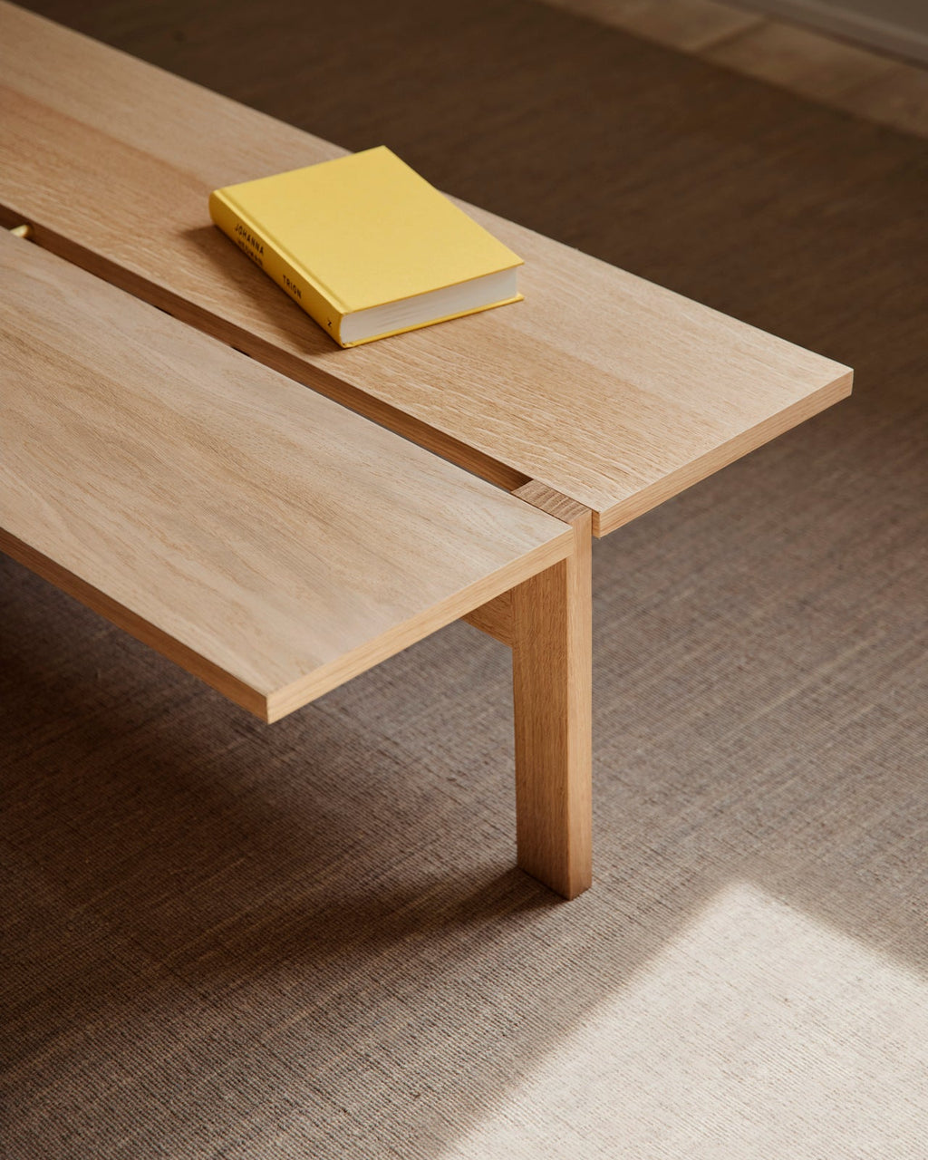 โต๊ะกาแฟทรงสี่เหลี่ยมจาก MOEBE ดีไซน์เรียบง่ายแบบสแกนดิเนเวีย โครงขาไม้ไขว้กลางสร้างความโปร่งเบาและสมดุล ผลิตจากไม้โอ๊กแท้ที่ได้รับการรับรอง FSC สะท้อนแนวคิดของ Old Pine Trees เรื่องความงามที่ใช้งานได้จริงและอยู่กับเราได้นาน