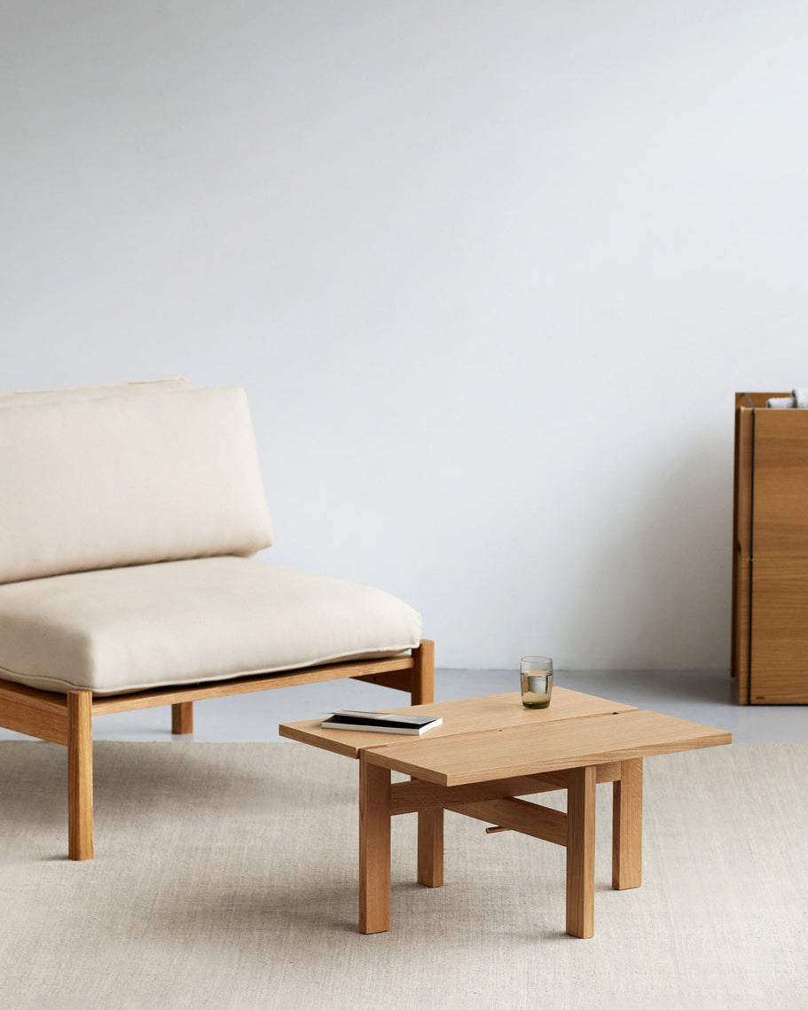 โต๊ะกาแฟทรงสี่เหลี่ยมจาก MOEBE ดีไซน์เรียบง่ายแบบสแกนดิเนเวีย โครงขาไม้ไขว้กลางสร้างความโปร่งเบาและสมดุล ผลิตจากไม้โอ๊กแท้ที่ได้รับการรับรอง FSC สะท้อนแนวคิดของ Old Pine Trees เรื่องความงามที่ใช้งานได้จริงและอยู่กับเราได้นาน