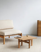 โต๊ะกาแฟทรงสี่เหลี่ยมจาก MOEBE ดีไซน์เรียบง่ายแบบสแกนดิเนเวีย โครงขาไม้ไขว้กลางสร้างความโปร่งเบาและสมดุล ผลิตจากไม้โอ๊กแท้ที่ได้รับการรับรอง FSC สะท้อนแนวคิดของ Old Pine Trees เรื่องความงามที่ใช้งานได้จริงและอยู่กับเราได้นาน