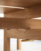 โต๊ะกาแฟทรงสี่เหลี่ยมจาก MOEBE ดีไซน์เรียบง่ายแบบสแกนดิเนเวีย โครงขาไม้ไขว้กลางสร้างความโปร่งเบาและสมดุล ผลิตจากไม้โอ๊กแท้ที่ได้รับการรับรอง FSC สะท้อนแนวคิดของ Old Pine Trees เรื่องความงามที่ใช้งานได้จริงและอยู่กับเราได้นาน