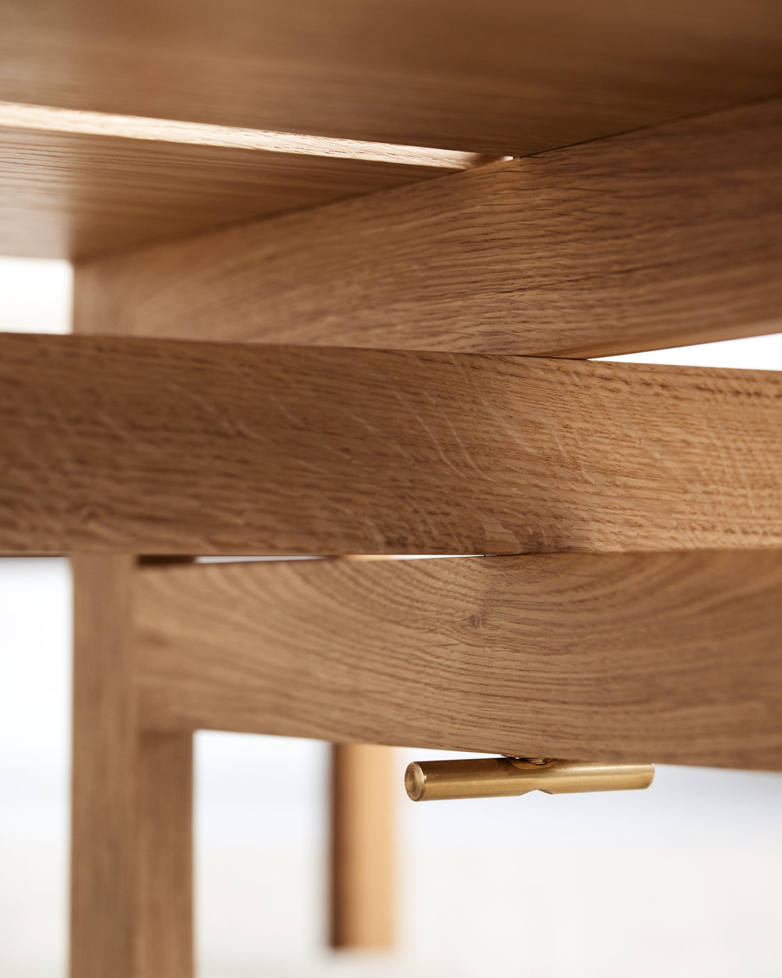 โต๊ะกาแฟทรงสี่เหลี่ยมจาก MOEBE ดีไซน์เรียบง่ายแบบสแกนดิเนเวีย โครงขาไม้ไขว้กลางสร้างความโปร่งเบาและสมดุล ผลิตจากไม้โอ๊กแท้ที่ได้รับการรับรอง FSC สะท้อนแนวคิดของ Old Pine Trees เรื่องความงามที่ใช้งานได้จริงและอยู่กับเราได้นาน