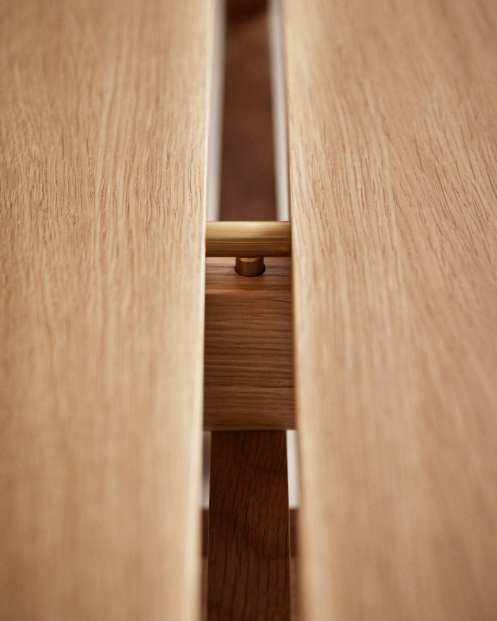 โต๊ะกาแฟทรงสี่เหลี่ยมจาก MOEBE ดีไซน์เรียบง่ายแบบสแกนดิเนเวีย โครงขาไม้ไขว้กลางสร้างความโปร่งเบาและสมดุล ผลิตจากไม้โอ๊กแท้ที่ได้รับการรับรอง FSC สะท้อนแนวคิดของ Old Pine Trees เรื่องความงามที่ใช้งานได้จริงและอยู่กับเราได้นาน