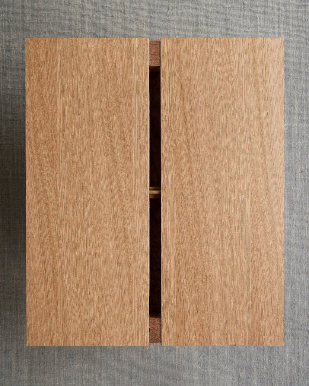 โต๊ะกาแฟทรงสี่เหลี่ยมจาก MOEBE ดีไซน์เรียบง่ายแบบสแกนดิเนเวีย โครงขาไม้ไขว้กลางสร้างความโปร่งเบาและสมดุล ผลิตจากไม้โอ๊กแท้ที่ได้รับการรับรอง FSC สะท้อนแนวคิดของ Old Pine Trees เรื่องความงามที่ใช้งานได้จริงและอยู่กับเราได้นาน