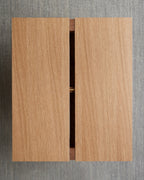 โต๊ะกาแฟทรงสี่เหลี่ยมจาก MOEBE ดีไซน์เรียบง่ายแบบสแกนดิเนเวีย โครงขาไม้ไขว้กลางสร้างความโปร่งเบาและสมดุล ผลิตจากไม้โอ๊กแท้ที่ได้รับการรับรอง FSC สะท้อนแนวคิดของ Old Pine Trees เรื่องความงามที่ใช้งานได้จริงและอยู่กับเราได้นาน