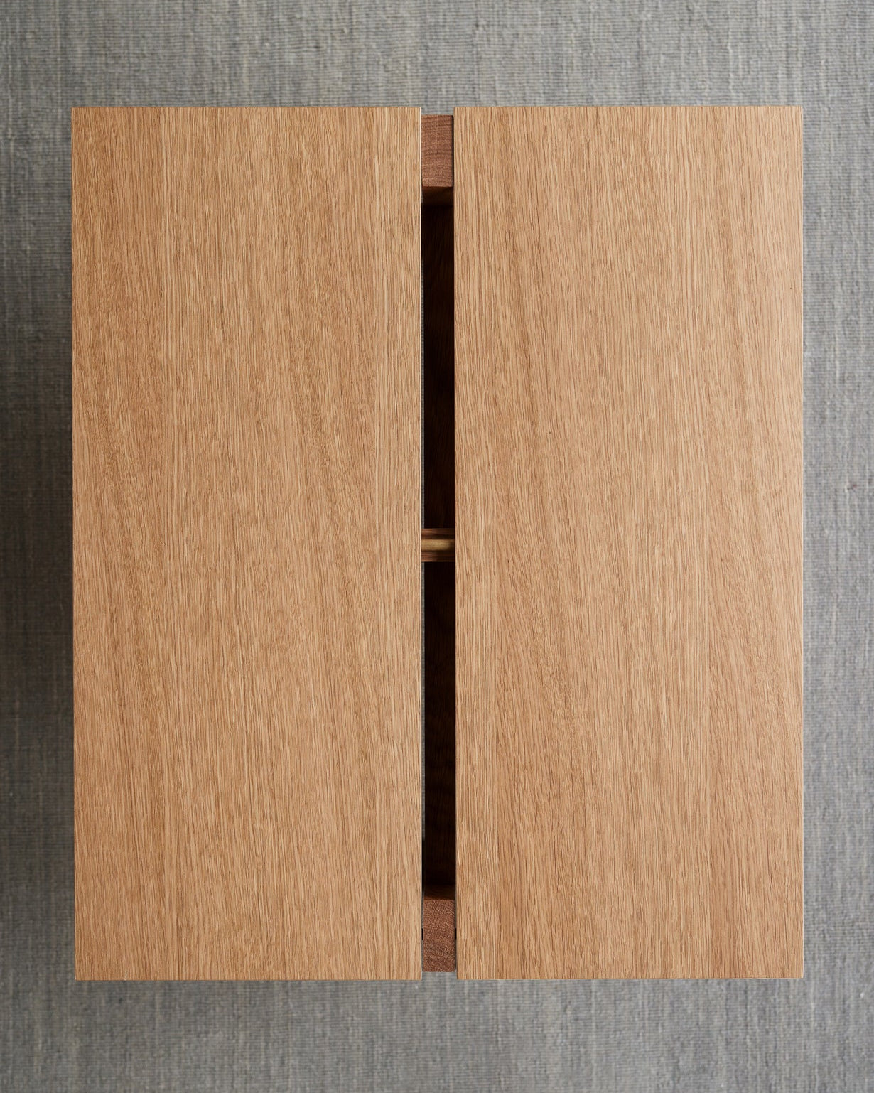 โต๊ะกาแฟทรงสี่เหลี่ยมจาก MOEBE ดีไซน์เรียบง่ายแบบสแกนดิเนเวีย โครงขาไม้ไขว้กลางสร้างความโปร่งเบาและสมดุล ผลิตจากไม้โอ๊กแท้ที่ได้รับการรับรอง FSC สะท้อนแนวคิดของ Old Pine Trees เรื่องความงามที่ใช้งานได้จริงและอยู่กับเราได้นาน