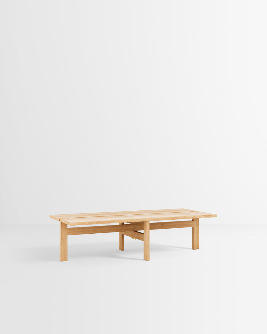 โต๊ะกาแฟทรงสี่เหลี่ยมจาก MOEBE ดีไซน์เรียบง่ายแบบสแกนดิเนเวีย โครงขาไม้ไขว้กลางสร้างความโปร่งเบาและสมดุล ผลิตจากไม้โอ๊กแท้ที่ได้รับการรับรอง FSC สะท้อนแนวคิดของ Old Pine Trees เรื่องความงามที่ใช้งานได้จริงและอยู่กับเราได้นาน