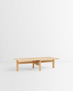 โต๊ะกาแฟทรงสี่เหลี่ยมจาก MOEBE ดีไซน์เรียบง่ายแบบสแกนดิเนเวีย โครงขาไม้ไขว้กลางสร้างความโปร่งเบาและสมดุล ผลิตจากไม้โอ๊กแท้ที่ได้รับการรับรอง FSC สะท้อนแนวคิดของ Old Pine Trees เรื่องความงามที่ใช้งานได้จริงและอยู่กับเราได้นาน