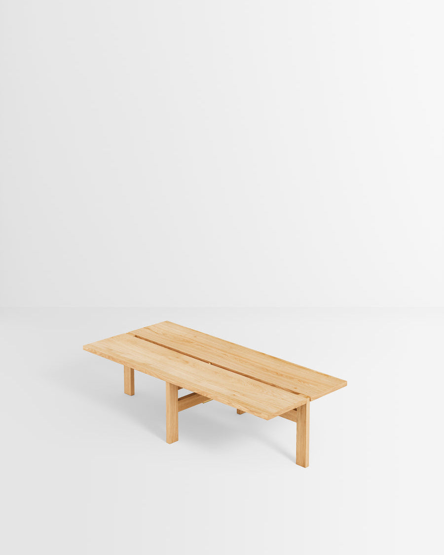โต๊ะกาแฟทรงสี่เหลี่ยมจาก MOEBE ดีไซน์เรียบง่ายแบบสแกนดิเนเวีย โครงขาไม้ไขว้กลางสร้างความโปร่งเบาและสมดุล ผลิตจากไม้โอ๊กแท้ที่ได้รับการรับรอง FSC สะท้อนแนวคิดของ Old Pine Trees เรื่องความงามที่ใช้งานได้จริงและอยู่กับเราได้นาน