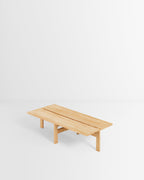 โต๊ะกาแฟทรงสี่เหลี่ยมจาก MOEBE ดีไซน์เรียบง่ายแบบสแกนดิเนเวีย โครงขาไม้ไขว้กลางสร้างความโปร่งเบาและสมดุล ผลิตจากไม้โอ๊กแท้ที่ได้รับการรับรอง FSC สะท้อนแนวคิดของ Old Pine Trees เรื่องความงามที่ใช้งานได้จริงและอยู่กับเราได้นาน