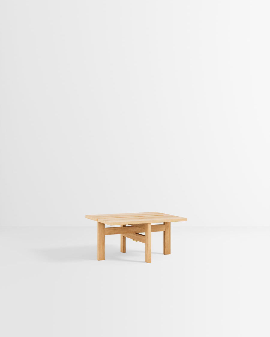 โต๊ะกาแฟทรงสี่เหลี่ยมจาก MOEBE ดีไซน์เรียบง่ายแบบสแกนดิเนเวีย โครงขาไม้ไขว้กลางสร้างความโปร่งเบาและสมดุล ผลิตจากไม้โอ๊กแท้ที่ได้รับการรับรอง FSC สะท้อนแนวคิดของ Old Pine Trees เรื่องความงามที่ใช้งานได้จริงและอยู่กับเราได้นาน